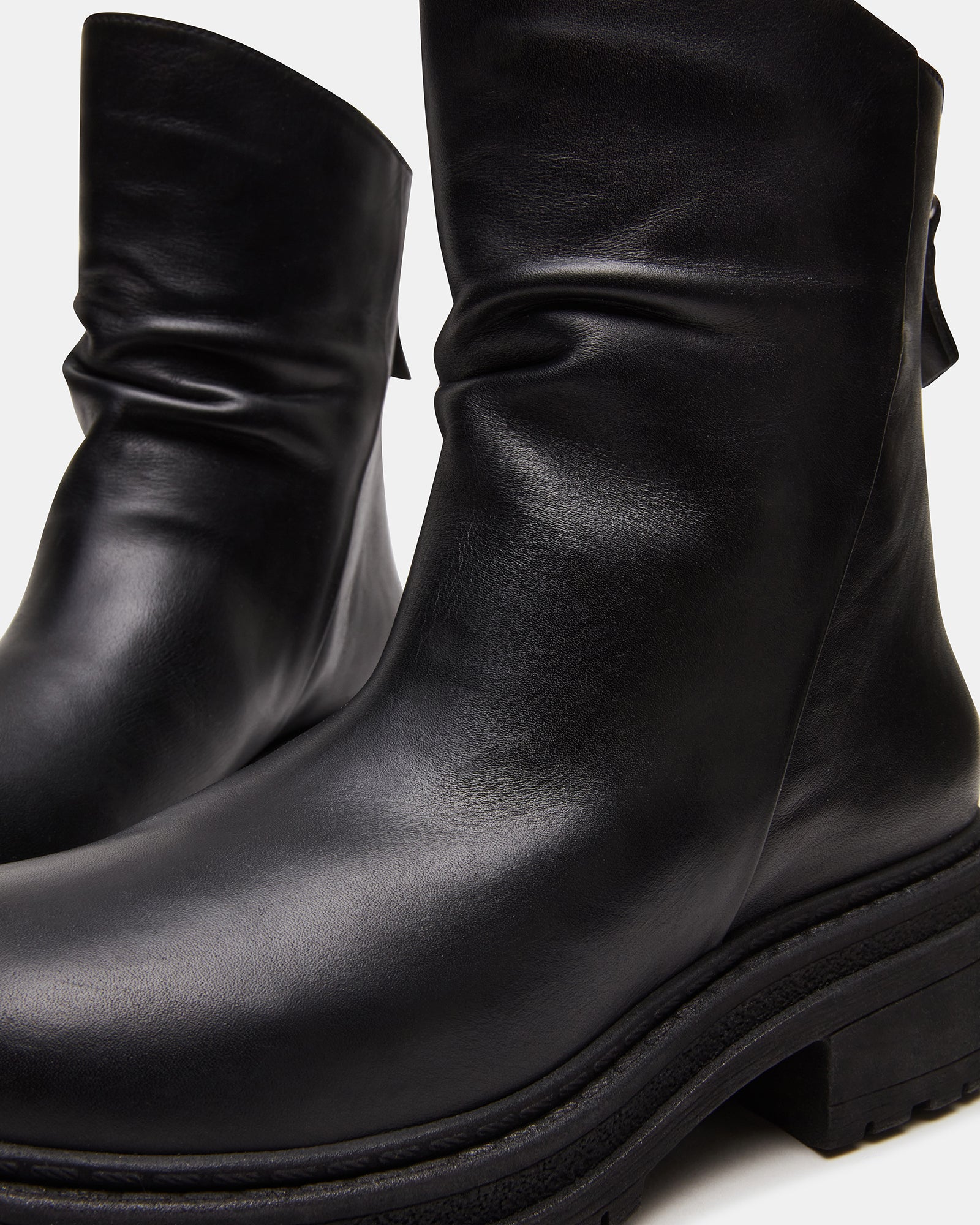 ESSENTIAL BLACK LEATHER - Image 3